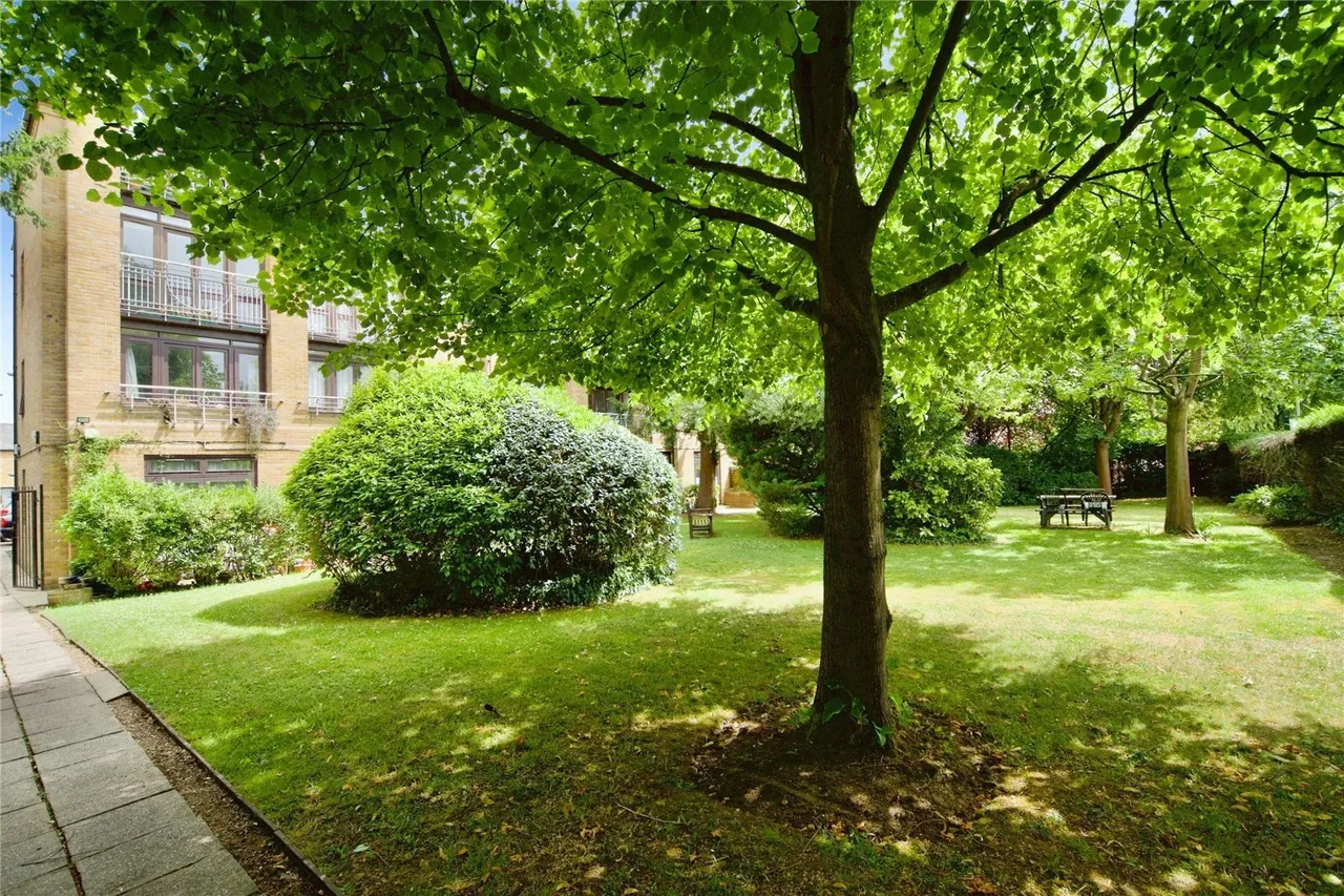 Hamilton Square, Sandringham Gardens, London, N12, photo 24