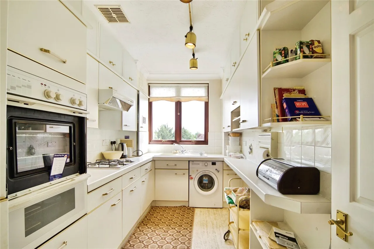 Hamilton Square, Sandringham Gardens, London, N12, photo 10