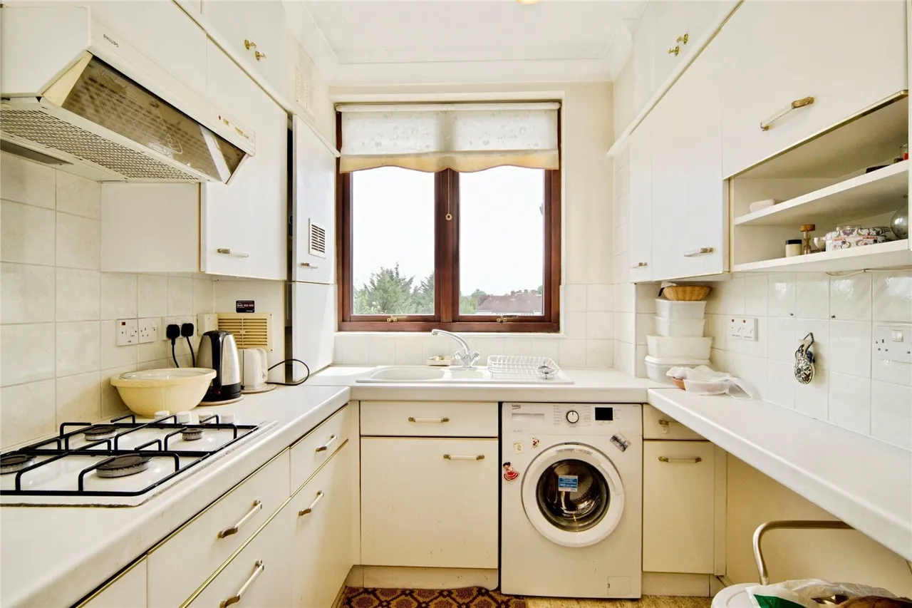 Hamilton Square, Sandringham Gardens, London, N12, photo 12