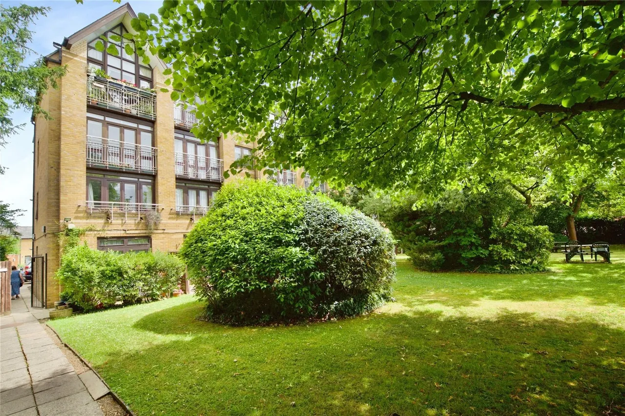 Hamilton Square, Sandringham Gardens, London, N12, photo 23