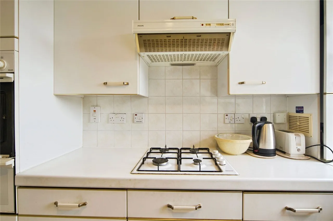 Hamilton Square, Sandringham Gardens, London, N12, photo 13