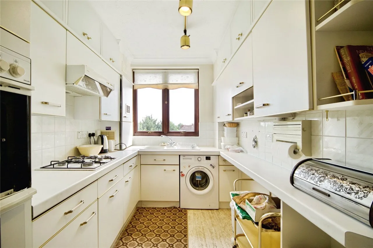 Hamilton Square, Sandringham Gardens, London, N12, photo 11