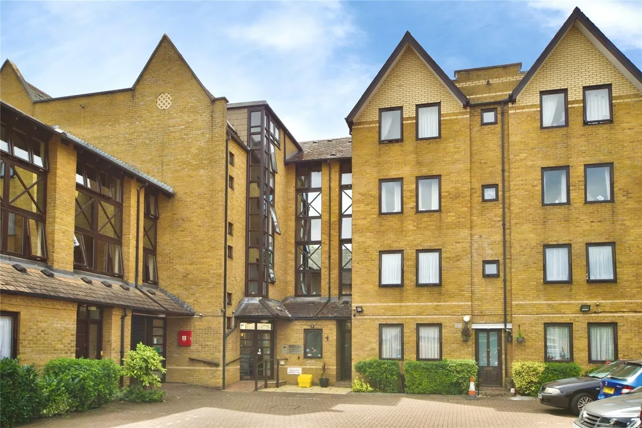 Hamilton Square, Sandringham Gardens, London, N12, photo 26