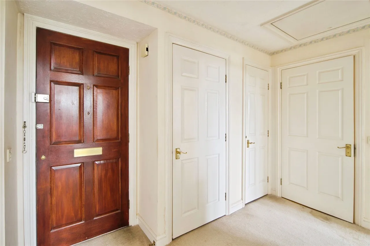 Hamilton Square, Sandringham Gardens, London, N12, photo 22