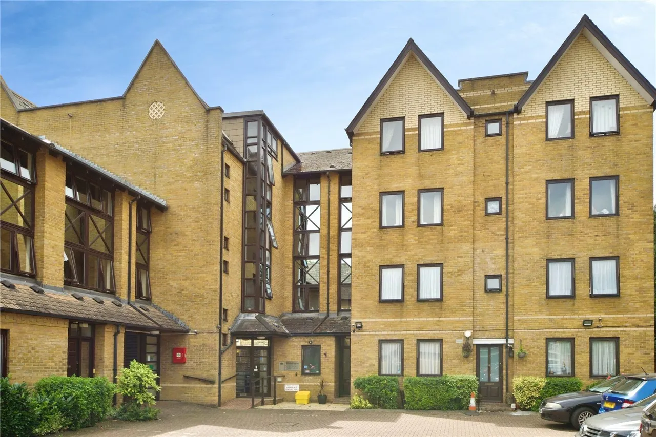 Hamilton Square, Sandringham Gardens, London, N12, photo 25