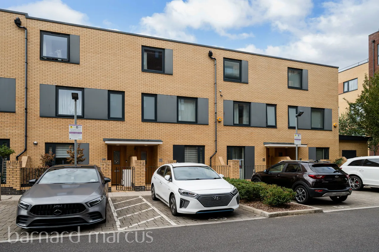 Silverworks Close, London, NW9, photo 2