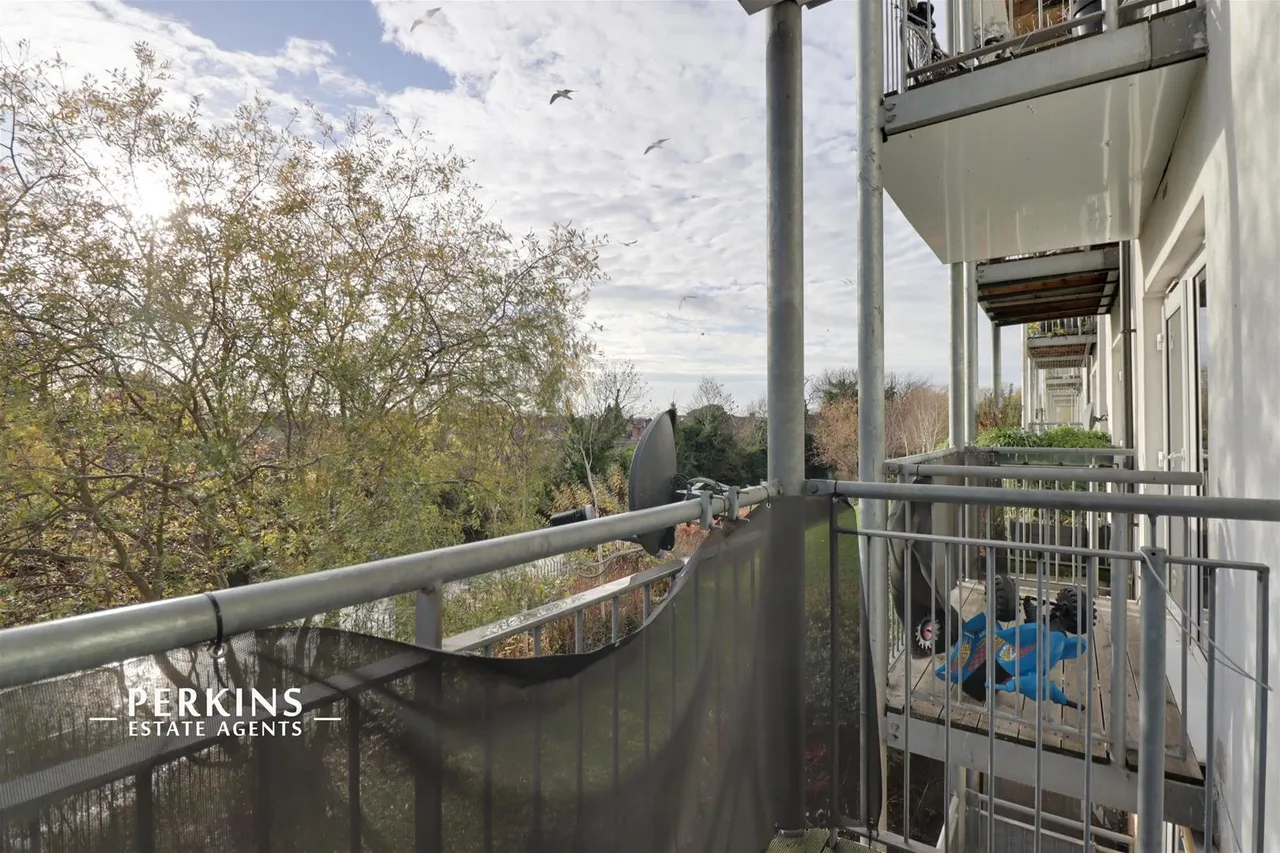 Canalside Gardens, Southall, UB2, photo 5