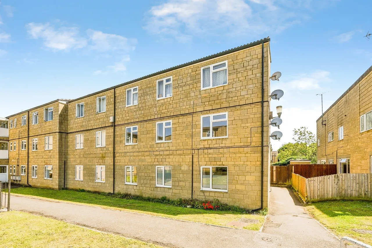 2 bed flat for sale — Stepstairs Lane, Cirencester