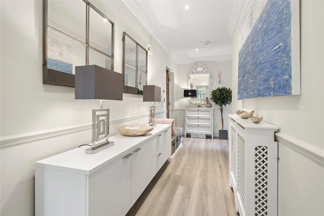 High Street, Esher, KT10, photo 7