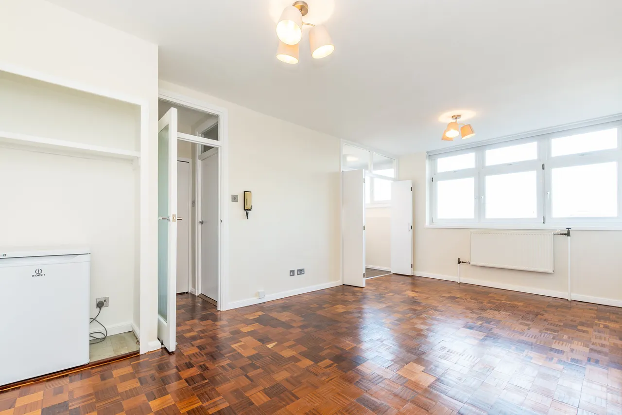 flat for sale — 38 Shelburne Court, 3 Carlton Drive, London