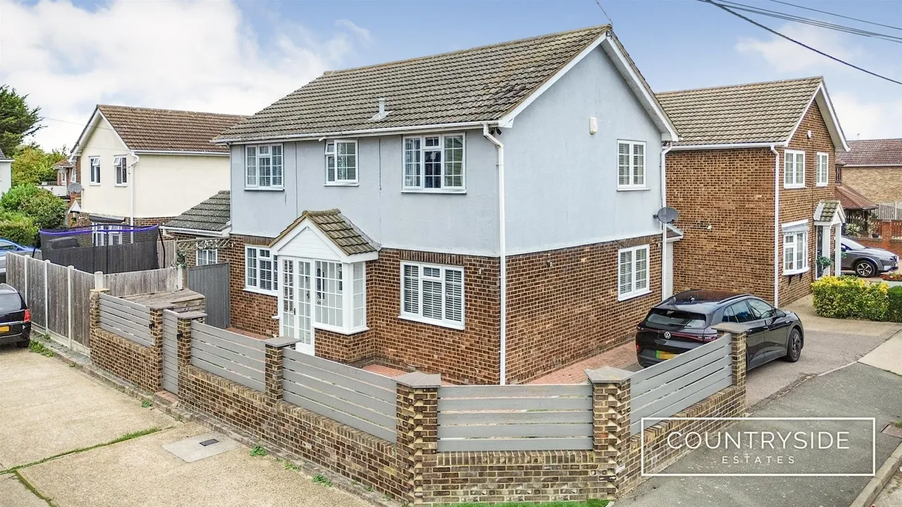 4 bed house for sale — Waterdene, Canvey Island