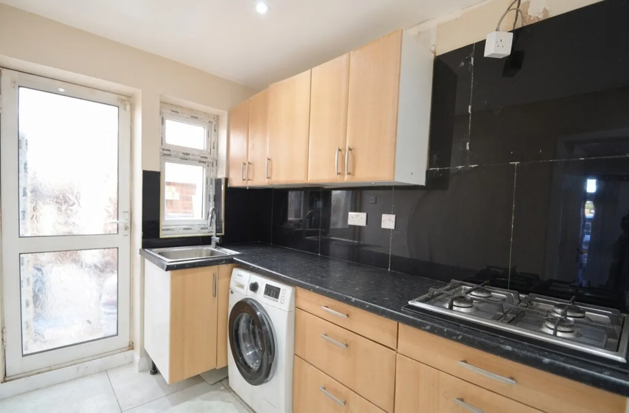 Conway Road, Feltham, photo 4