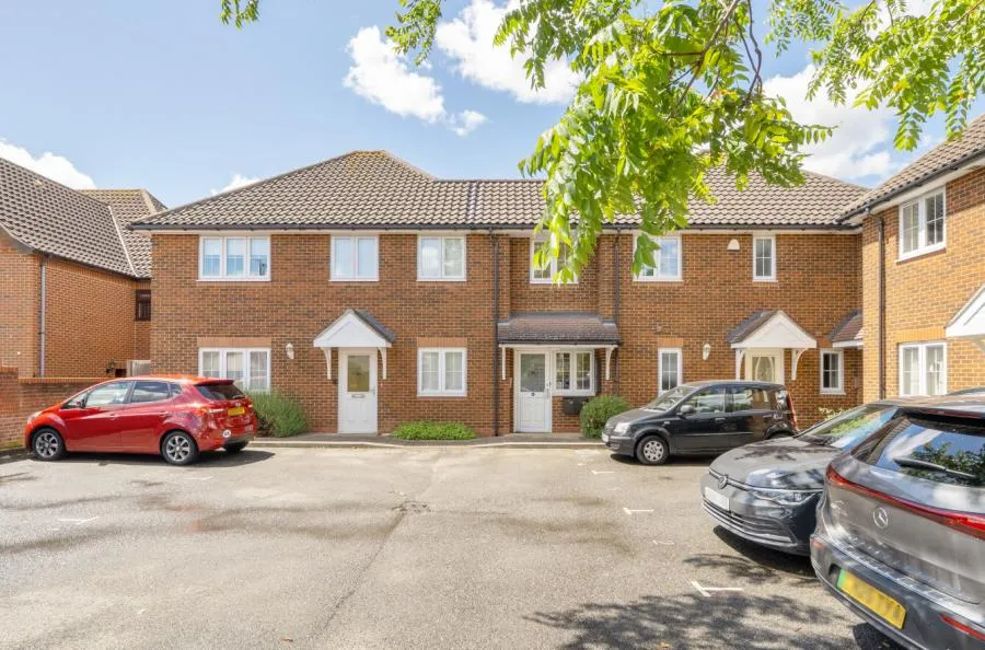 2 bed flat for sale, Witham Road, Romford, RM2