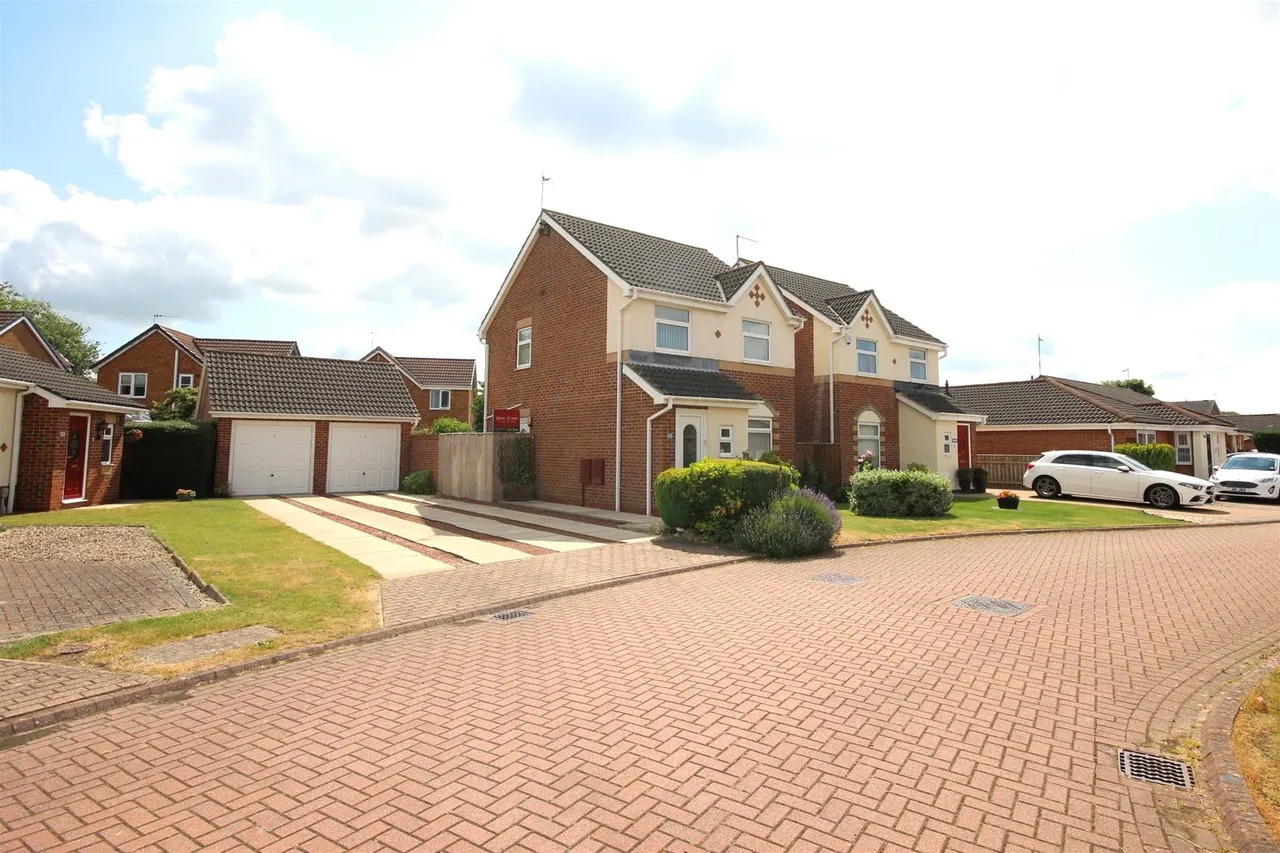 3 bed house for sale — Marchant Close, Beverley