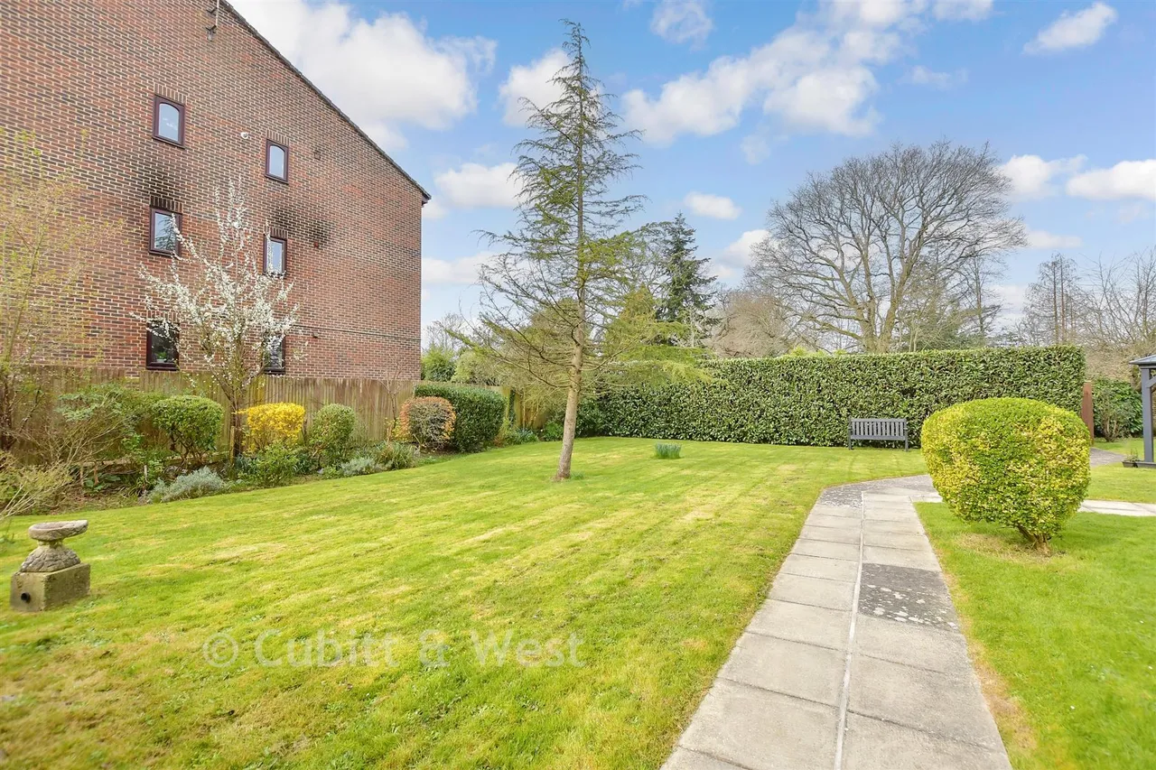 Brighton Road, Crawley, RH11, photo 3