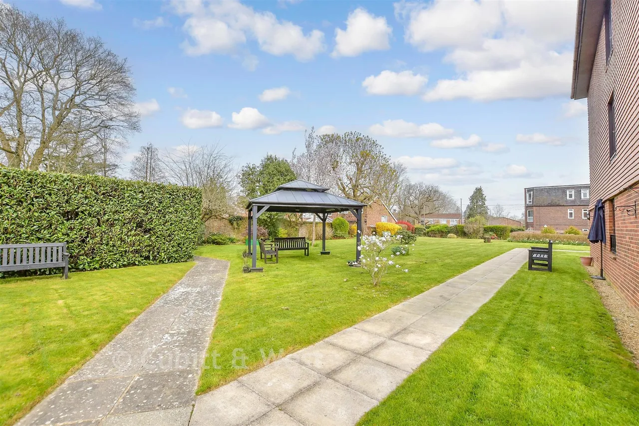 Brighton Road, Crawley, RH11, photo 16