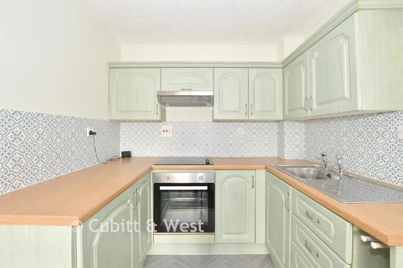Brighton Road, Crawley, RH11, photo 4