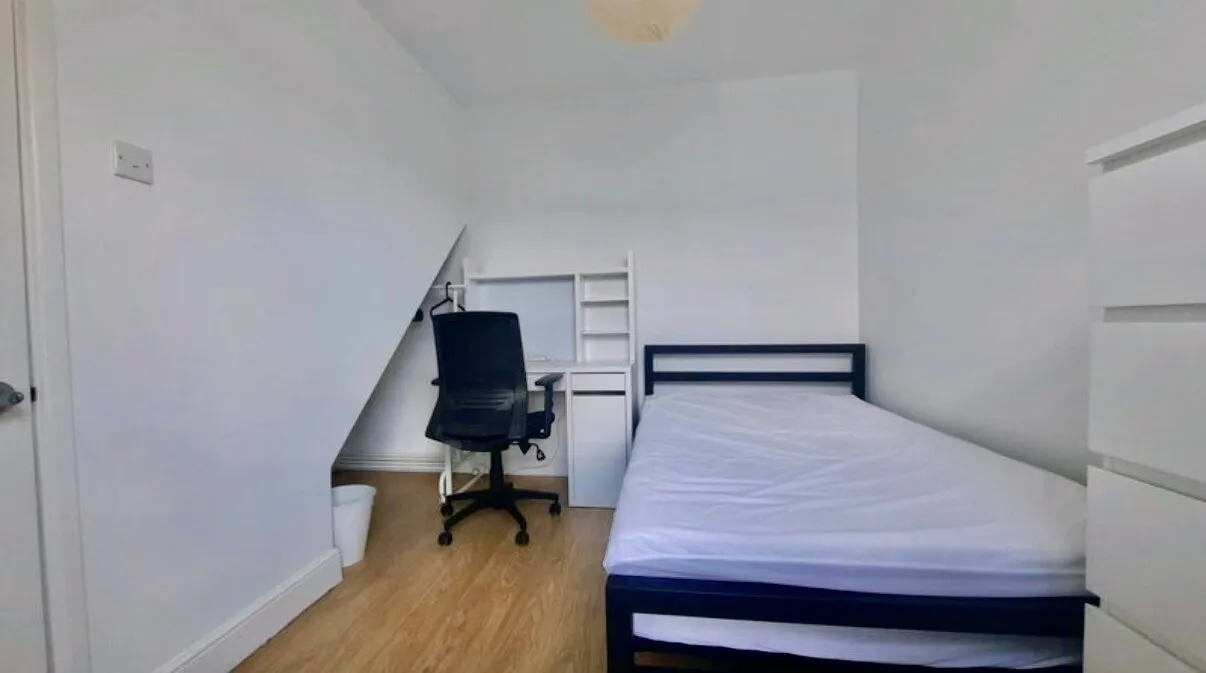 Ipswich Street, Swindon, SN2, photo 7