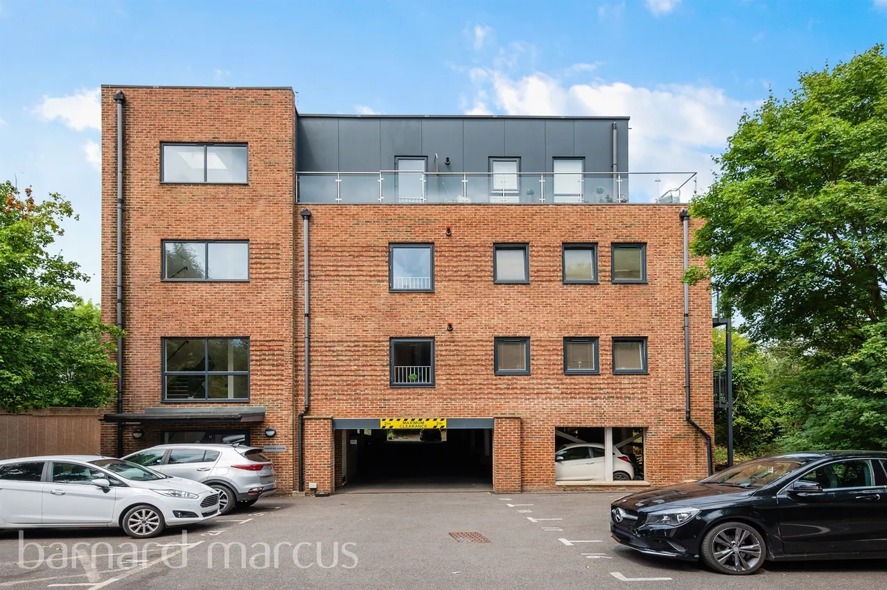 2 bed flat for sale — Challenge Court, Leatherhead