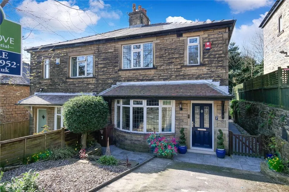 3 bed house for sale — Rockcliffe Avenue, Baildon, West Yorkshire, BD17