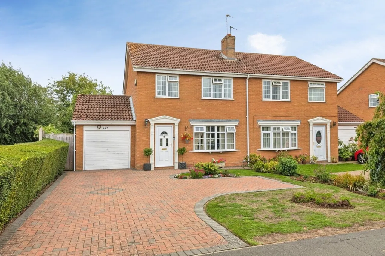 3 bed house for sale — Winchester Road, Grantham, Lincolnshire