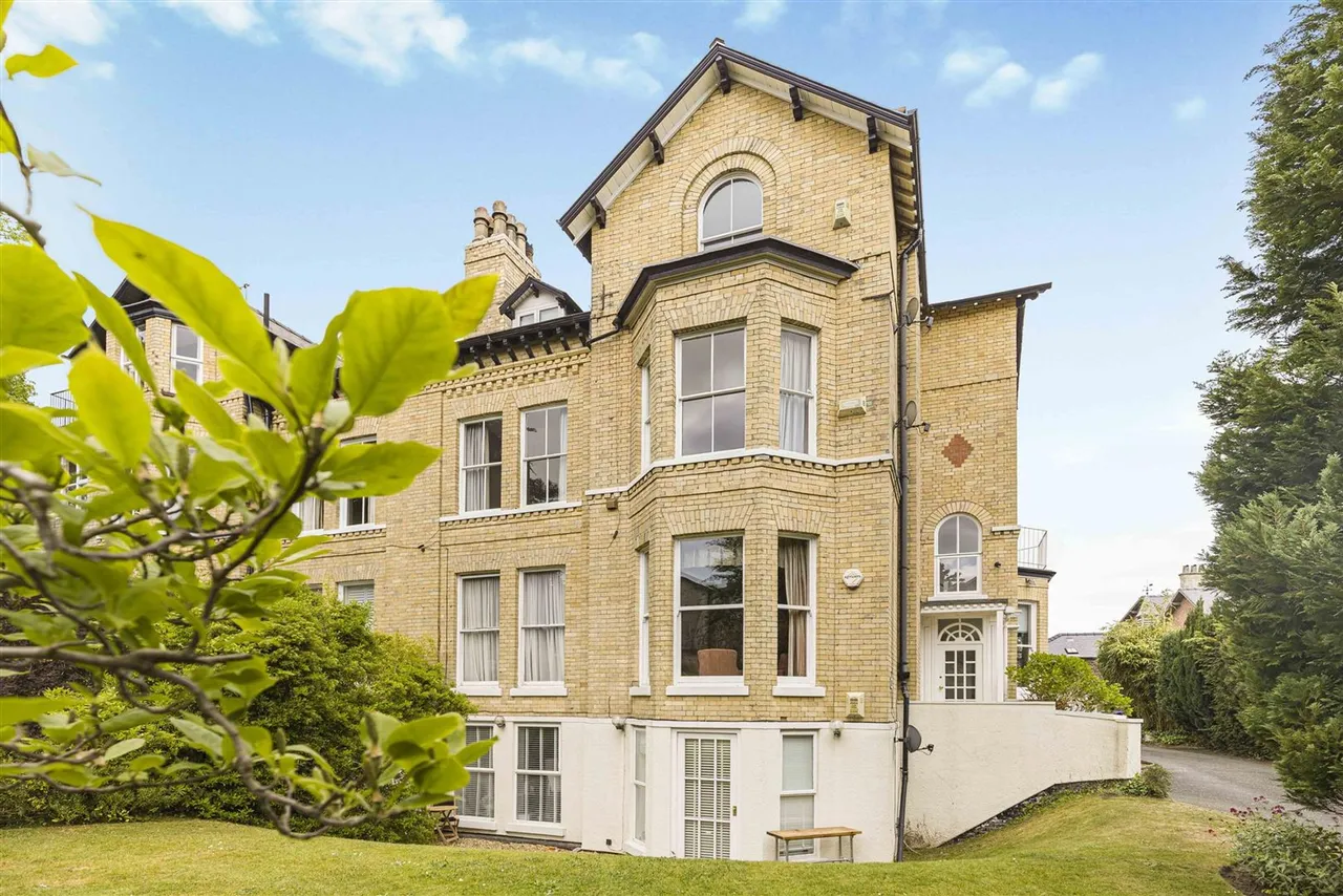 3 bed flat for sale, Heald Road, Bowdon, WA14