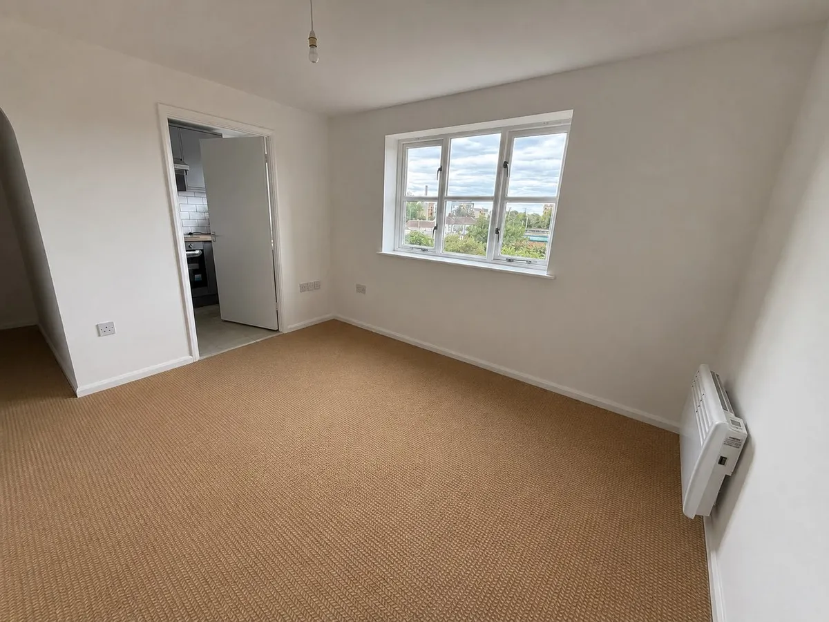 Regarth Avenue, Romford, RM1, photo 2