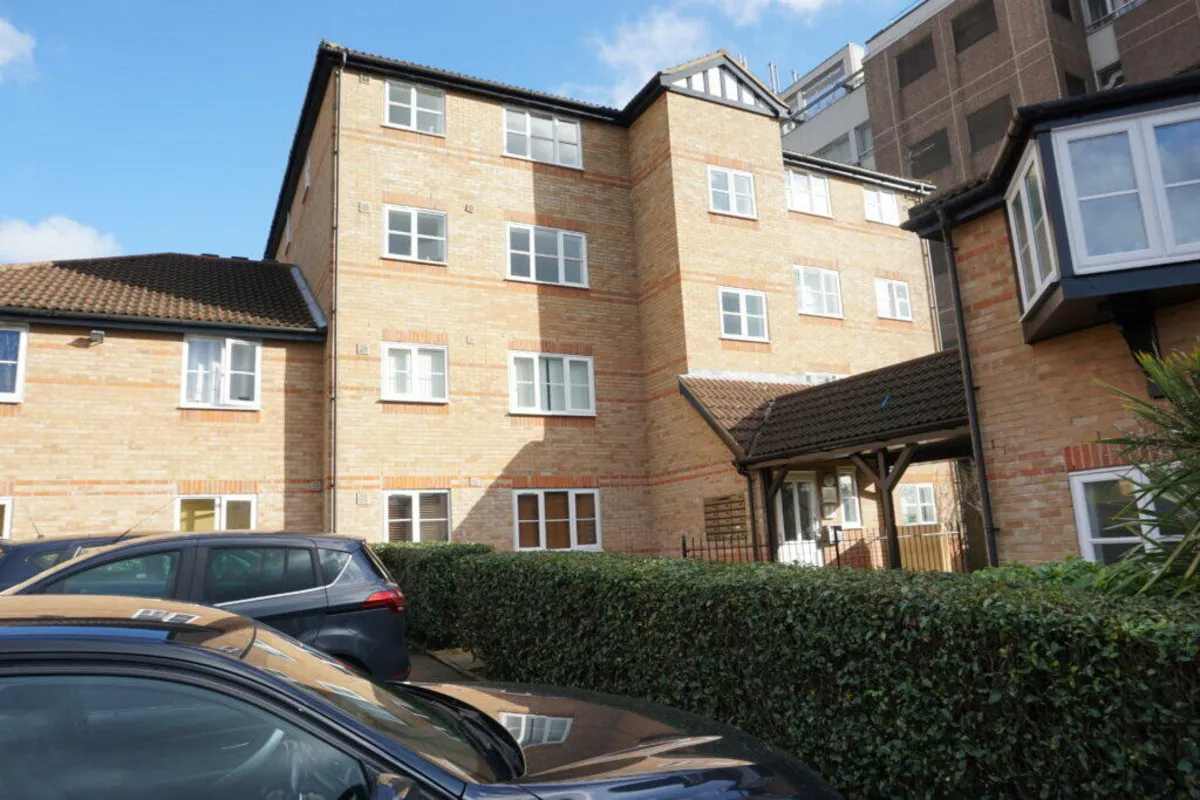 1 bed flat for sale, Regarth Avenue, Romford, RM1
