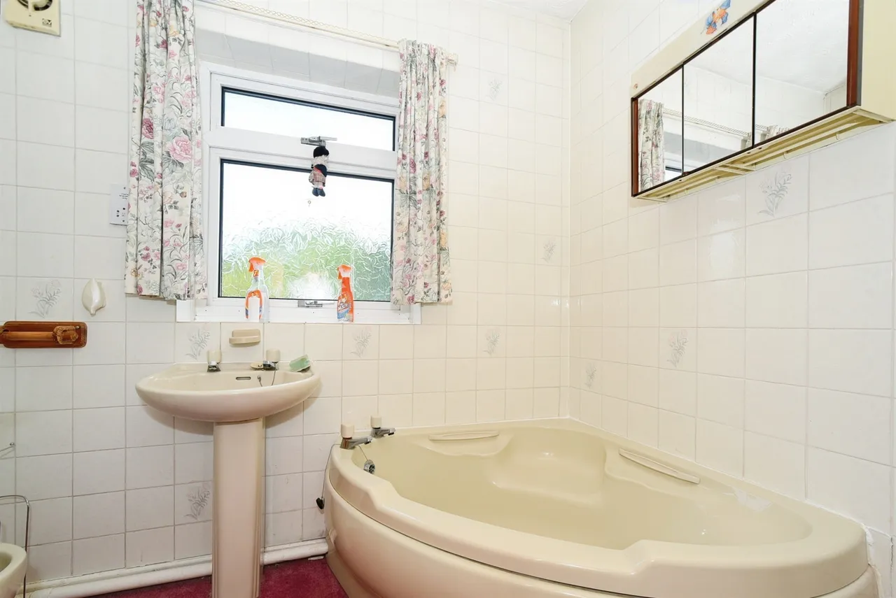 West View Crescent, Devizes, SN10, photo 12