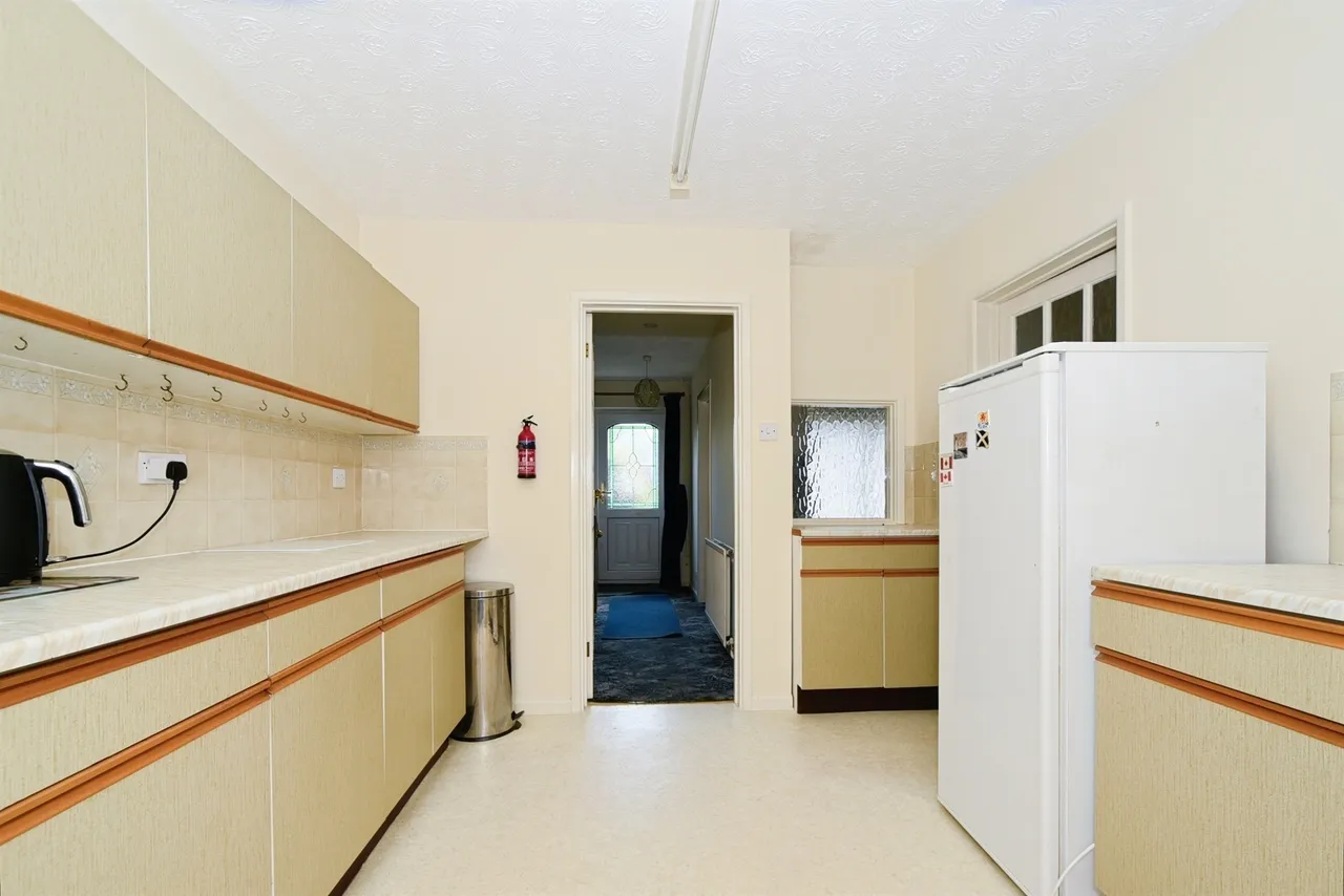 West View Crescent, Devizes, SN10, photo 8