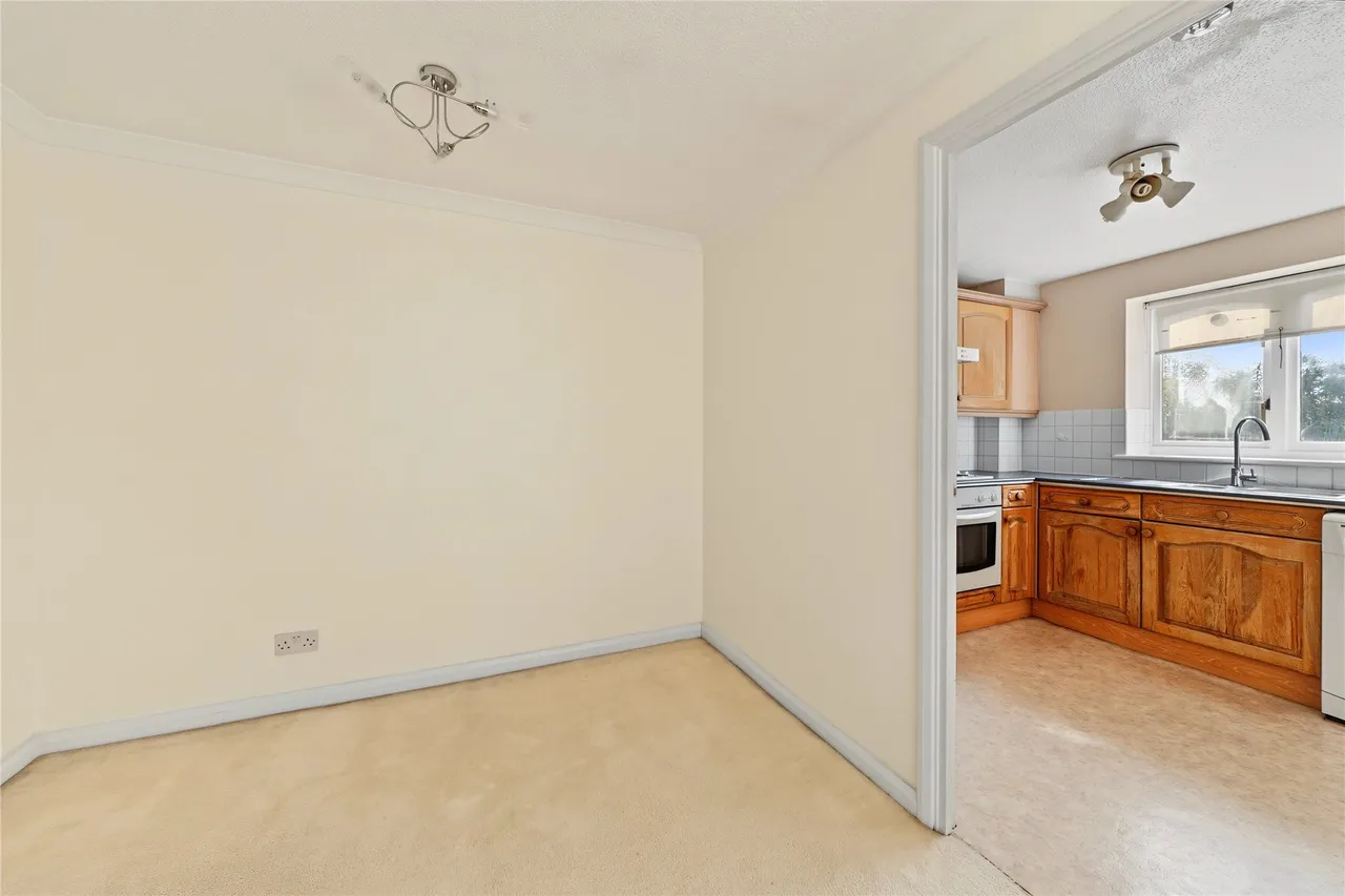 Rothesay Avenue, London, SW20, photo 13