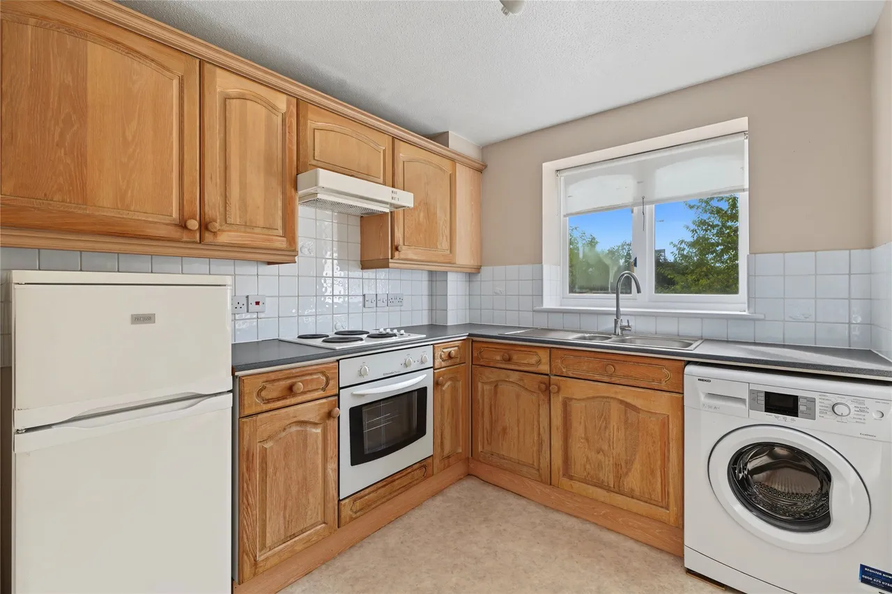 Rothesay Avenue, London, SW20, photo 12