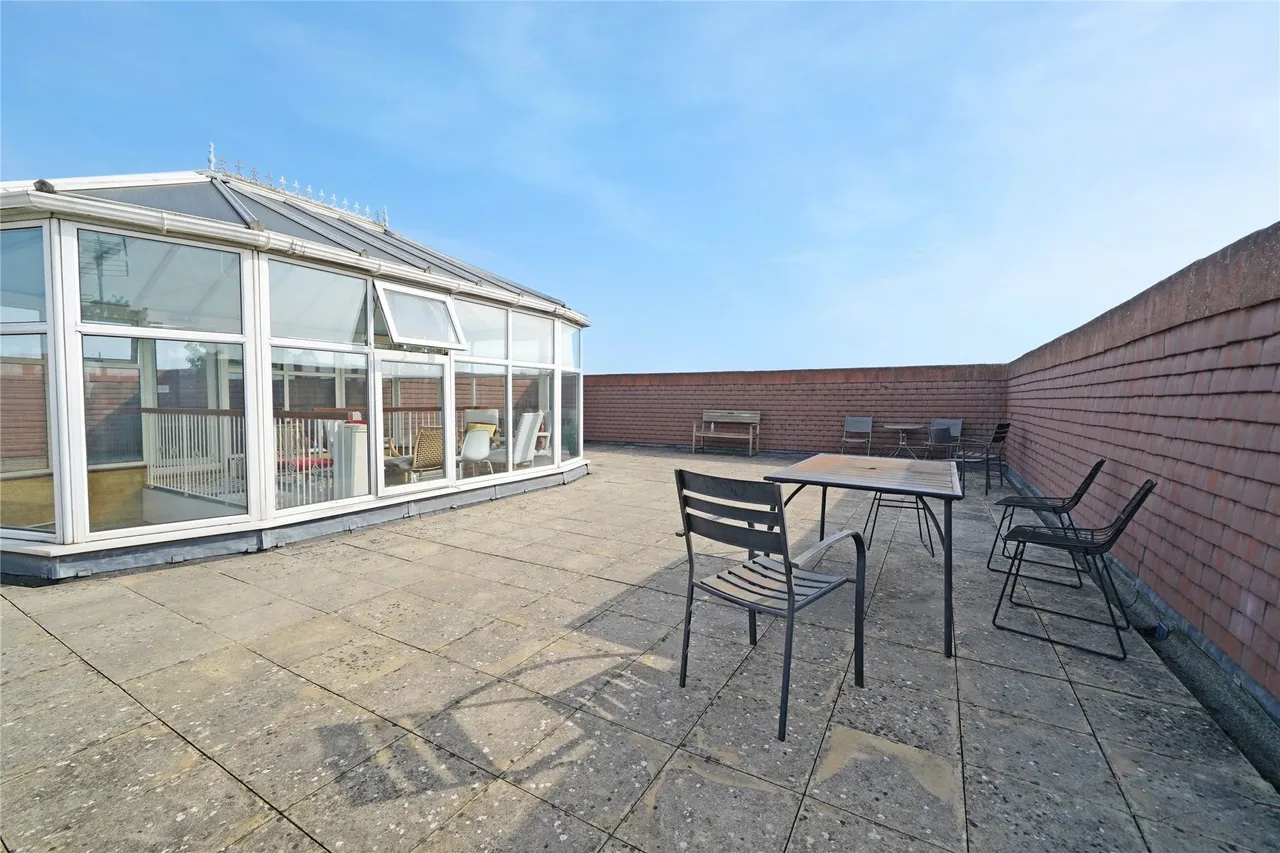 Rothesay Avenue, London, SW20, photo 3