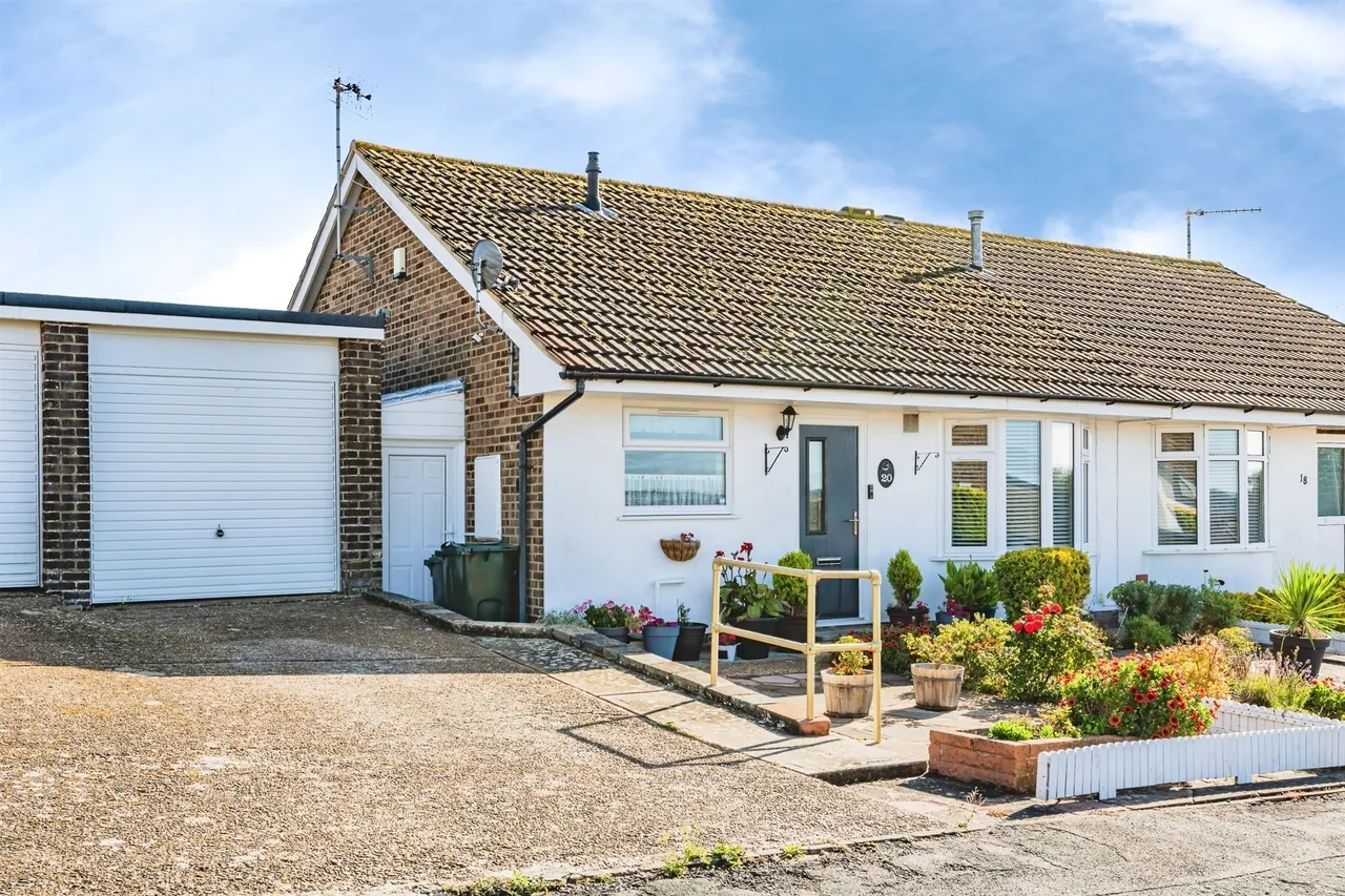 2 bed house for sale — Nuthatch Road, Eastbourne