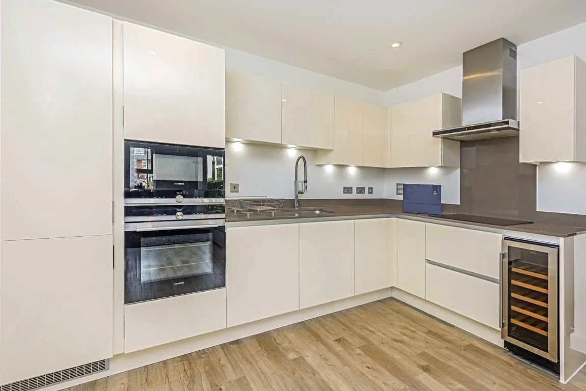 Dyas Road, TW16, photo 4