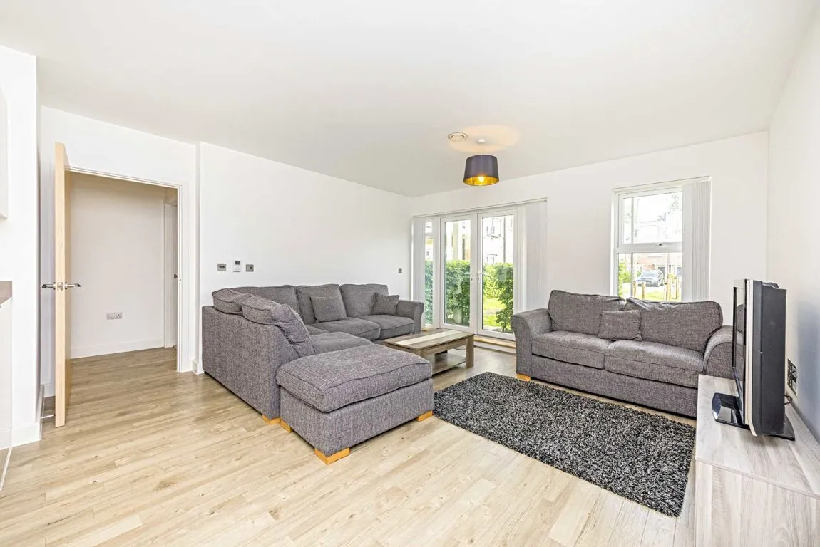Dyas Road, TW16, photo 2