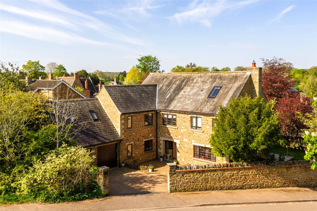 6 bed property for sale, Badgers Close, Bugbrooke, NN7