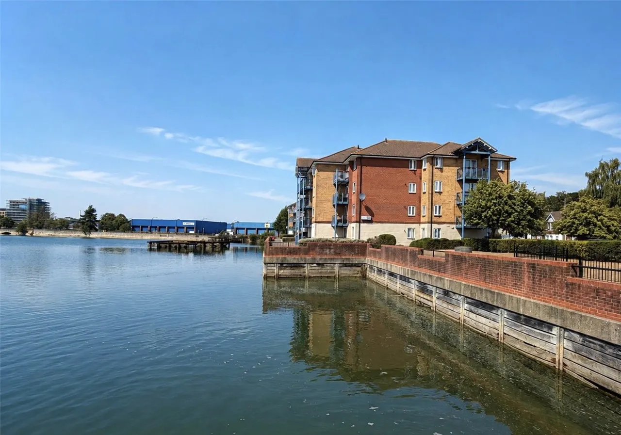 2 bed flat for sale — Quayside Road, Southampton, Hampshire, SO18 1EP