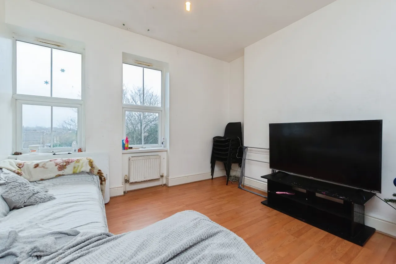 3 bed flat for sale, Portland Road, London, SE25