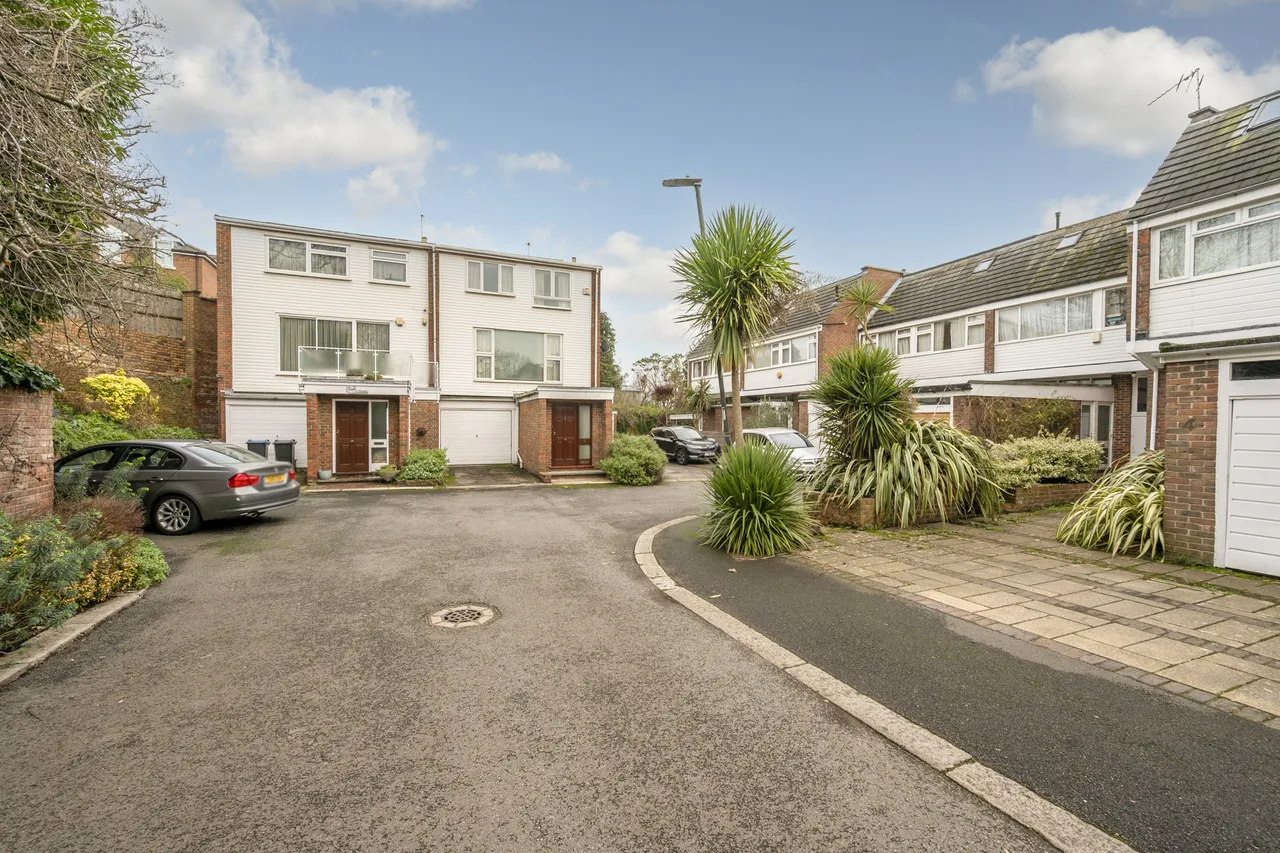 5 bed house for sale — 9 Lansdowne Close, London