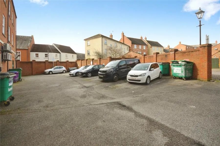 Hampden Square, Aylesbury, HP19, photo 8