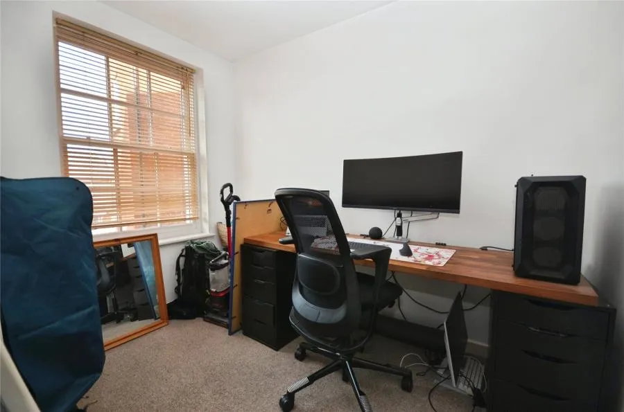 Hampden Square, Aylesbury, HP19, photo 4