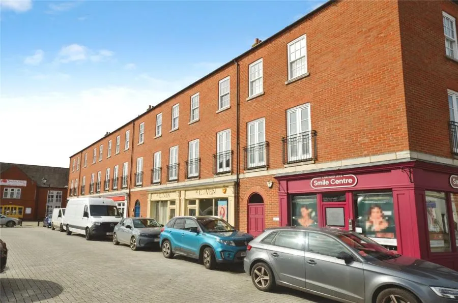 2 bed flat for sale, Hampden Square, Aylesbury, HP19