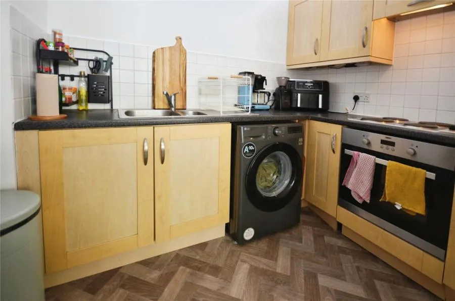 Hampden Square, Aylesbury, HP19, photo 5