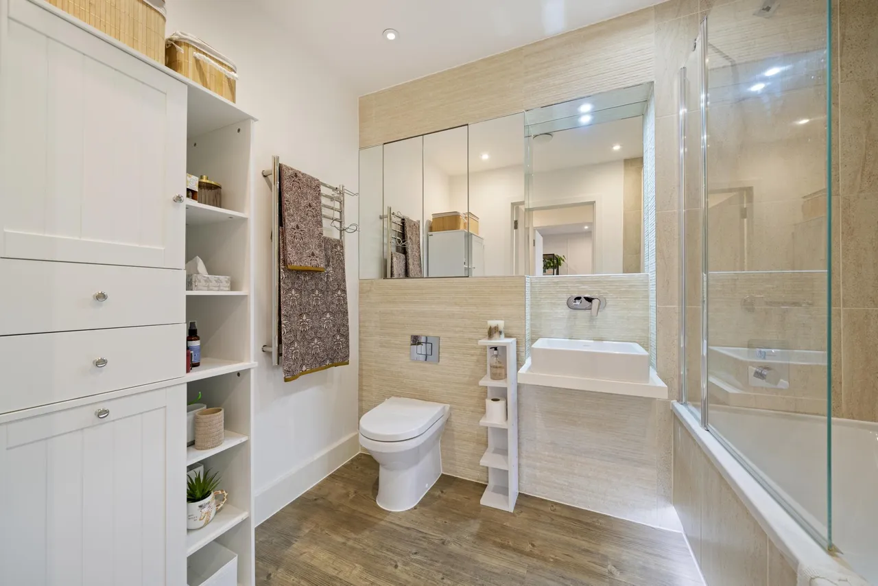 Frazer Nash Close, Isleworth, TW7, photo 17