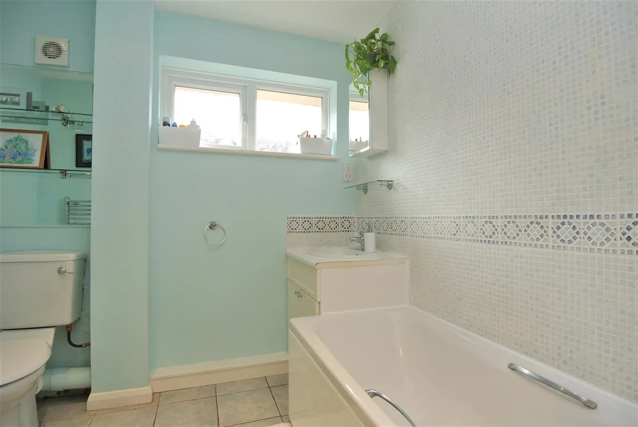 Reedsfield Road, Ashford, Surrey, TW15 2HE, photo 9