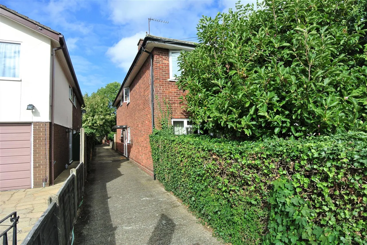 Reedsfield Road, Ashford, Surrey, TW15 2HE, photo 14