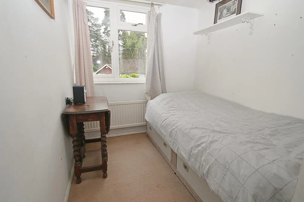 Connaught Crescent, Brookwood, GU24, photo 5