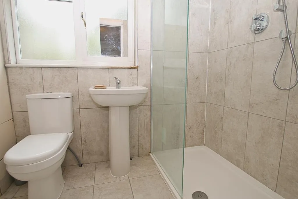 Connaught Crescent, Brookwood, GU24, photo 6