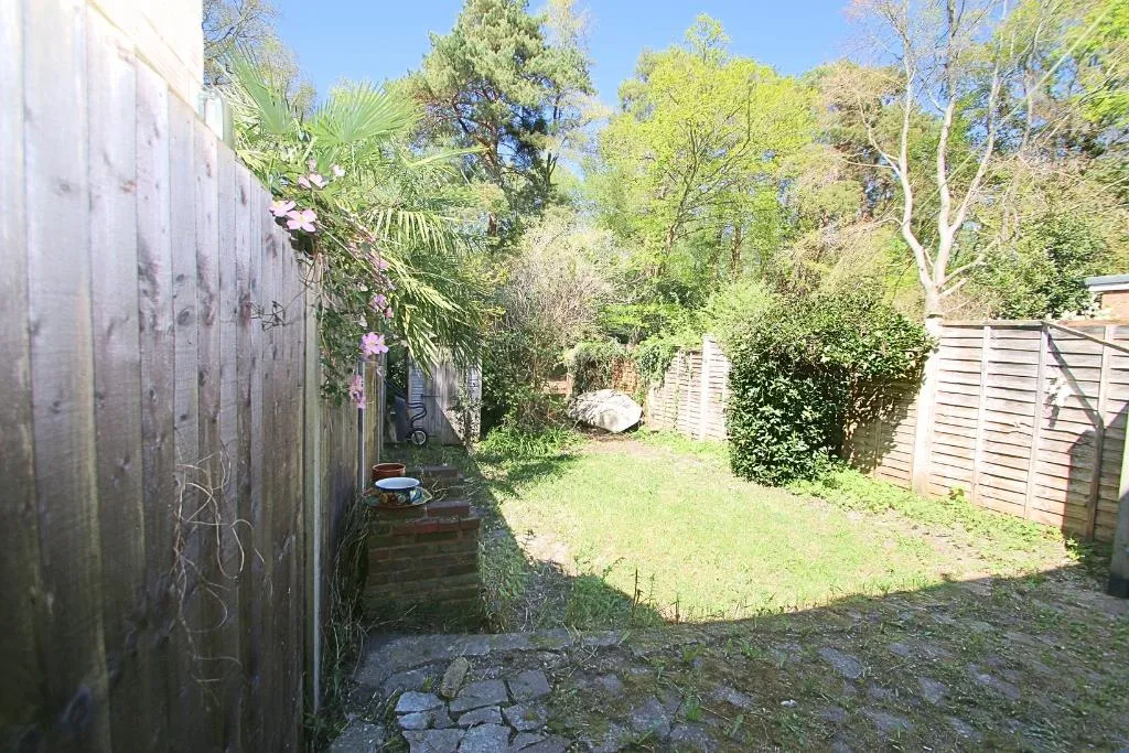 Connaught Crescent, Brookwood, GU24, photo 9